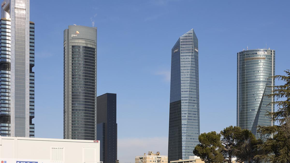 Vista de las 5 torres en el complejo Cuatro Torres Business Area.