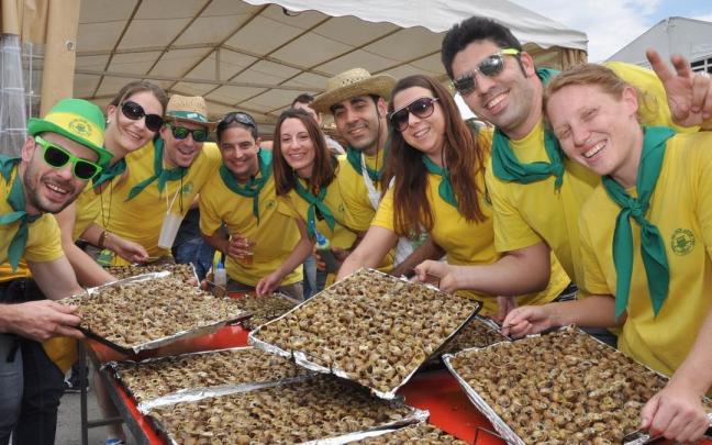 Grupo de peñistas mostrando sus bandejas de caracoles.
