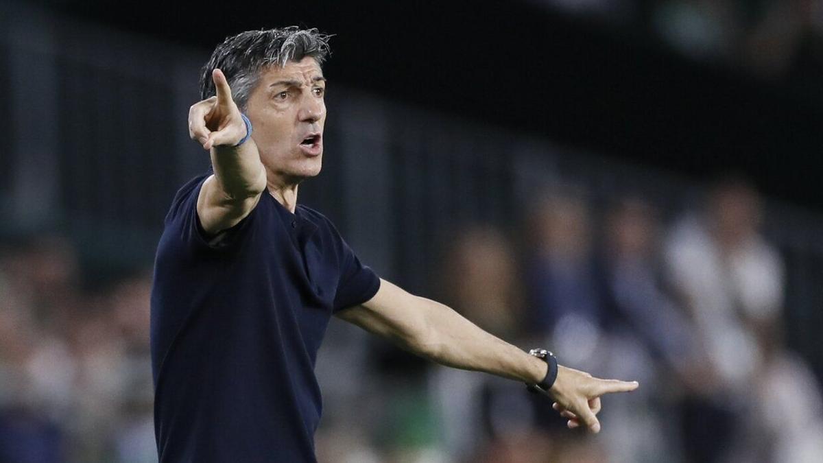 Imanol hace indicaciones a sus compañeros, durante un partido de la presente temporada. / JOSÉ MANUEL VIDAL / EFE