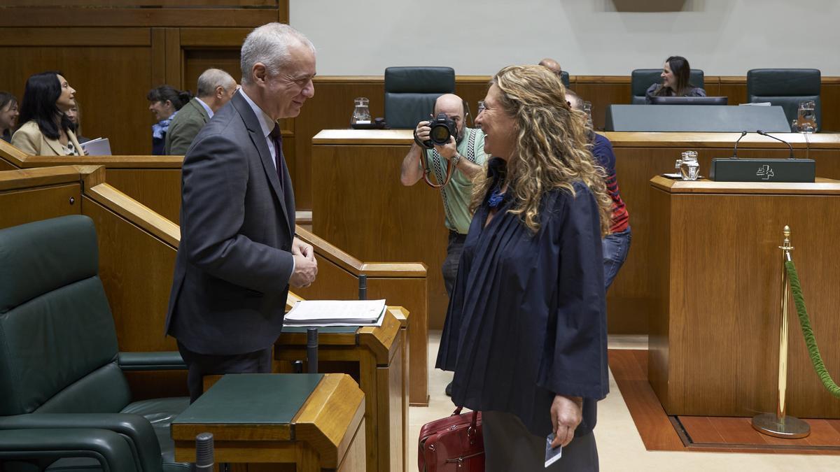 El lehendakari, Iñigo Urkullu, con la consejera de Salud, Gotzone Sagardui, este jueves en el pleno del Parlamento Vasco donde se ha aprobado la Ley de Salud