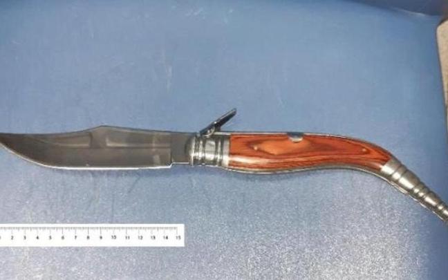 Imagen de archivo de una navaja de grandes dimensiones, incautada por la Policía. / EUROPA PRESS