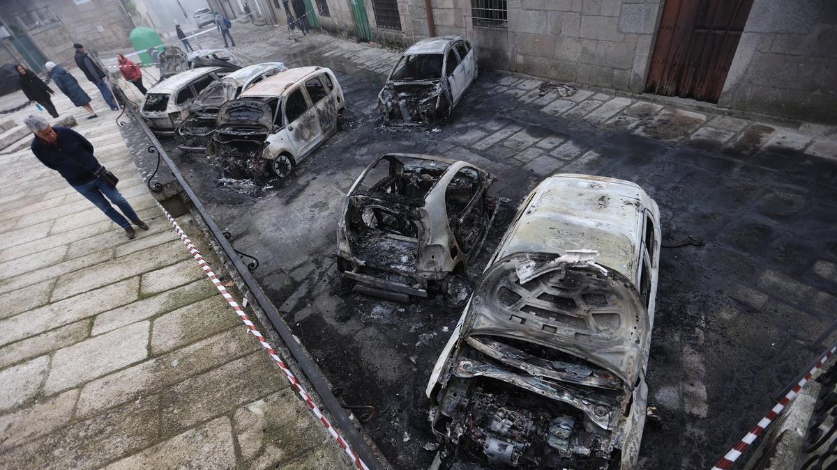 Varios de los coches quemados en Tui, Pontevedra.