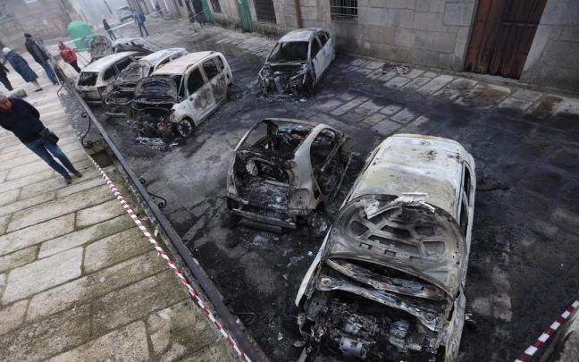 Varios de los coches quemados en Tui, Pontevedra.