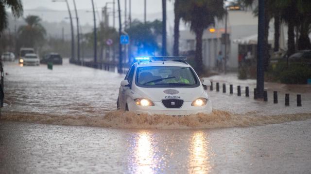 Un coche de la Policía Local en Baleares, durante unas lluvias torrenciales.