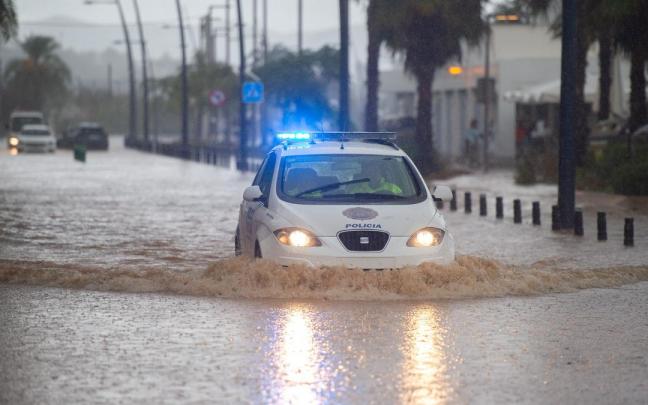Un coche de la Policía Local en Baleares, durante unas lluvias torrenciales.