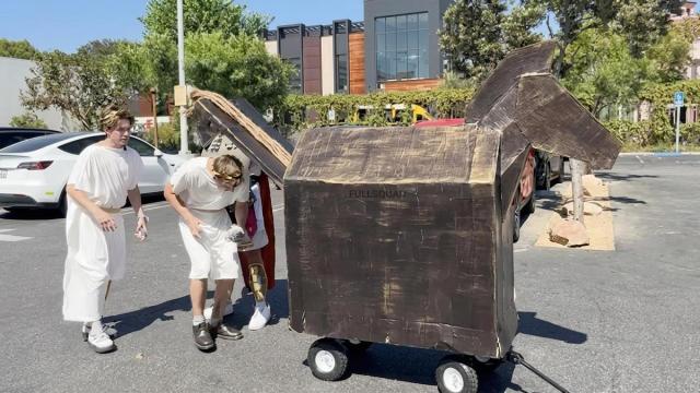 Los creadores de contenido 'FullSquad' intentan acceder a una sala de cine con su propio caballo de Troya y disfrazados como los personajes de la película