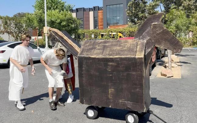Los creadores de contenido 'FullSquad' intentan acceder a una sala de cine con su propio caballo de Troya y disfrazados como los personajes de la película