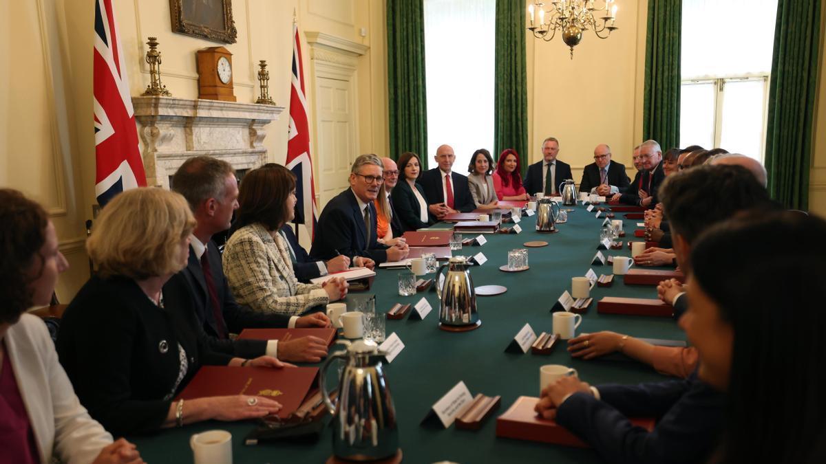 Keir Starmer durante la primera reunión de su gabinete.