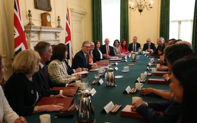 Keir Starmer durante la primera reunión de su gabinete. / EFE Keir Starmer durante la primera reunión de su gabinete.