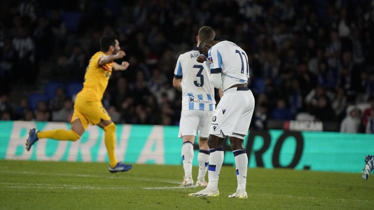 Mohamed-Ali Cho lamenta tapándose la cara con la camiseta el gol del Barcelona en Anoeta. / RUBEN PLAZA