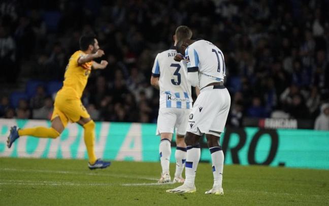 Mohamed-Ali Cho lamenta tapándose la cara con la camiseta el gol del Barcelona en Anoeta. / RUBEN PLAZA