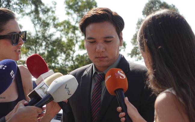 Mettapon Suwancarern, abogado de la familia de Edwin Arrieta, realiza declaraciones a la salida del tribunal.