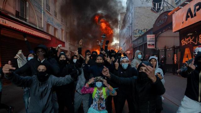 Un grupo de jóvenes durante las protestas del pasado sábado en el centro de París.
