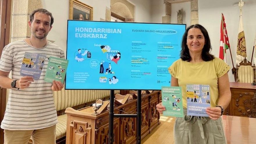 Ander Moron Euskara Saileko burua eta Garoa Lekuona zinegotzia.