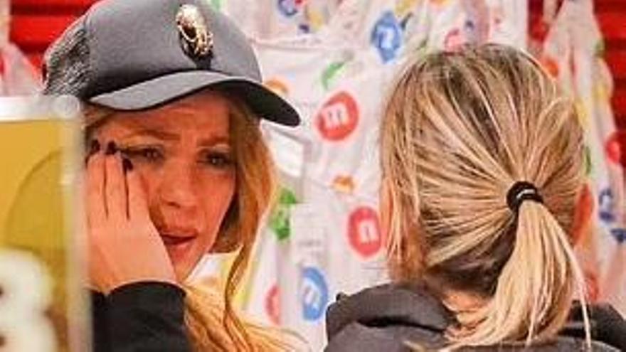 Shakira, llorando dentro de la tienda de chocolates en Nueva York.