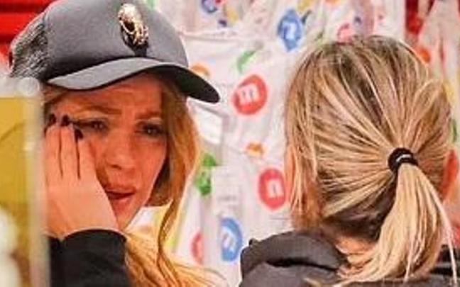 Shakira, llorando dentro de la tienda de chocolates en Nueva York. Shakira, llorando dentro de la tienda de chocolates en Nueva York.