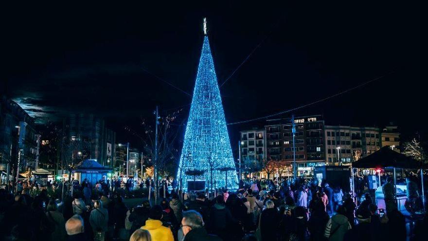 Foto del árbol de grandes dimensiones que se ha instalado estas navidades en Irun.