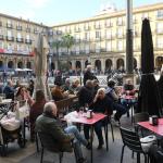 Gente sentada en las terrazas de la Plaza Nueva en Bilbao.