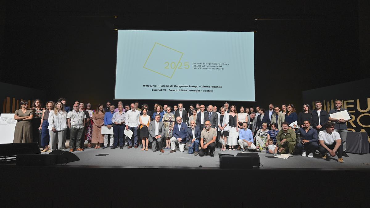 Foto de familia de los galardonados en los Premios COAVN de Arquitectura 2025.