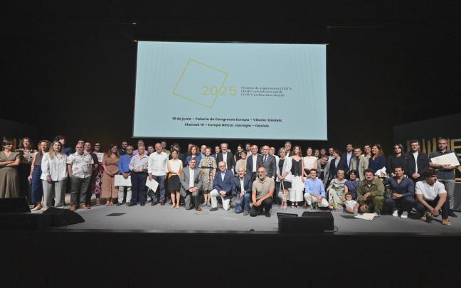 Foto de familia de los galardonados en los Premios COAVN de Arquitectura 2025. / COAVN Foto de familia de los galardonados en los Premios COAVN de Arquitectura 2025.