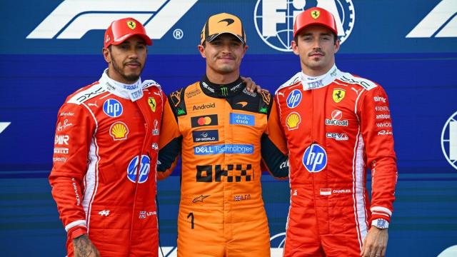 Lando Norris celebra su pole en Hungría entre los pilotos de Ferrari, Lewis Hamilton y Charles Leclerc.