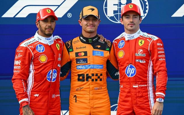 Lando Norris celebra su pole en Hungría entre los pilotos de Ferrari, Lewis Hamilton y Charles Leclerc.