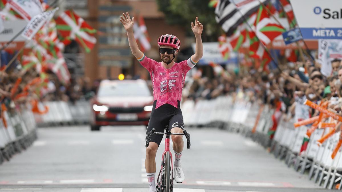 El ciclista irlandés Ben Healy celebra la victoria en Gernika.