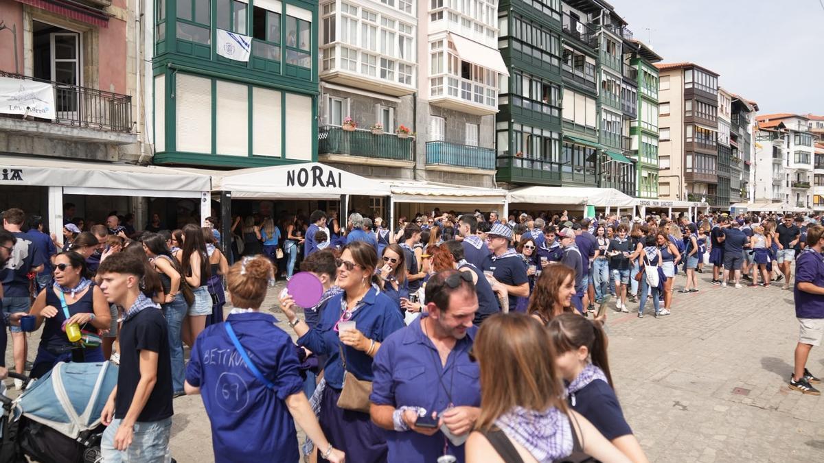 La masa de visitantes supera con creces la capacidad física de la villa