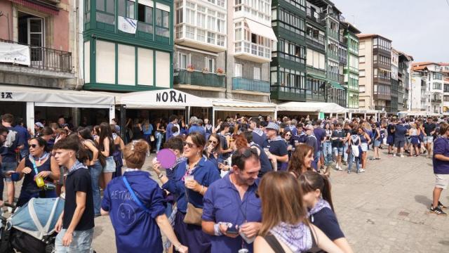 La masa de visitantes supera con creces la capacidad física de la villa