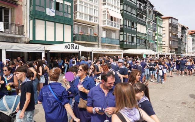 La masa de visitantes supera con creces la capacidad física de la villa