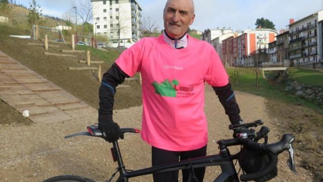 Julio Pascual, en la vaguada de Eitzaga, con su bicicleta.