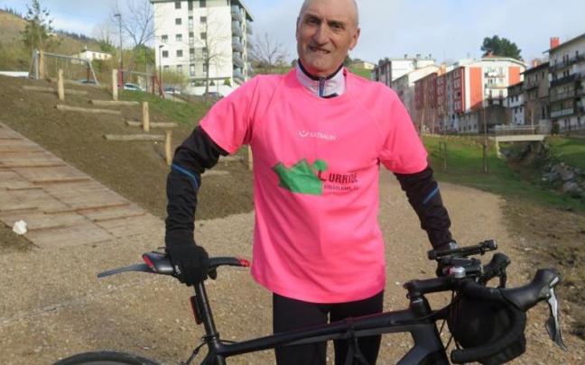 Julio Pascual, en la vaguada de Eitzaga, con su bicicleta.