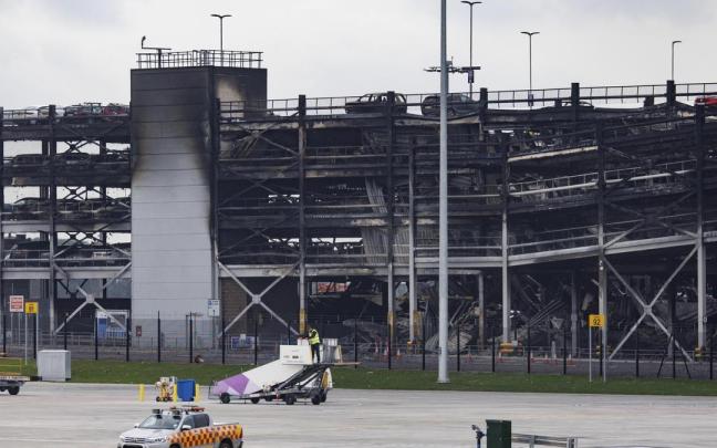 El aparcamiento incendiado en el aeropuerto de Luton tras sofocar las llamas. El aparcamiento incendiado en el aeropuerto de Luton tras sofocar las llamas.
