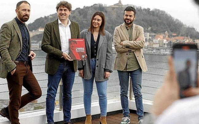 Eneko Andueza presenta el programa electoral junto a Denis Itxaso, Aroa Jilete y Pau Blasi.