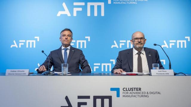 El presidente y el director general del clúster de la Máquina-Herramienta AFM, José Pérez (d) y Xabier Ortueta, respectivamente. / Javier Etxezarreta El presidente y el director general del clúster de la Máquina-Herramienta AFM, José Pérez (d) y Xabier Ortueta, respectivamente.