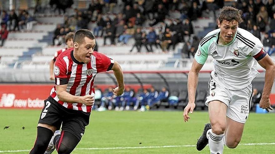 El rojiblanco Izeta intenta superar por velocidad a Herrando, defensa de Osasuna Promesas. | FOTO: ATHLETIC CLUB