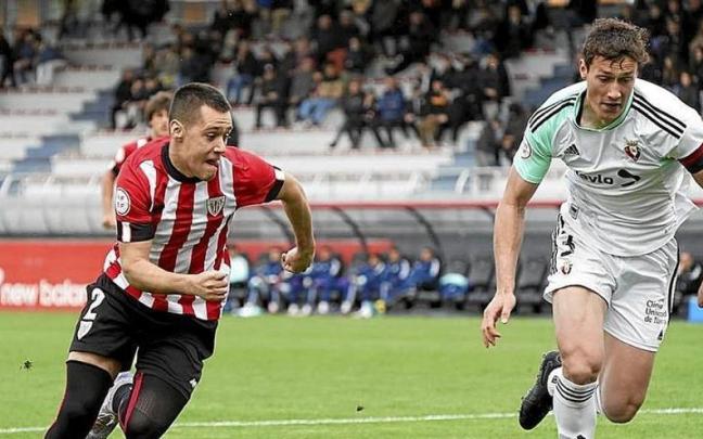El rojiblanco Izeta intenta superar por velocidad a Herrando, defensa de Osasuna Promesas. | FOTO: ATHLETIC CLUB