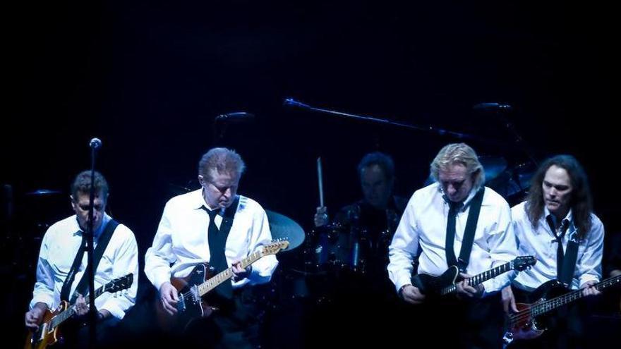De izq. a dcha., Glenn Frey, Don Henley, Joe Walsh y Timothy B. Schmit durante un concierto de Eagles.