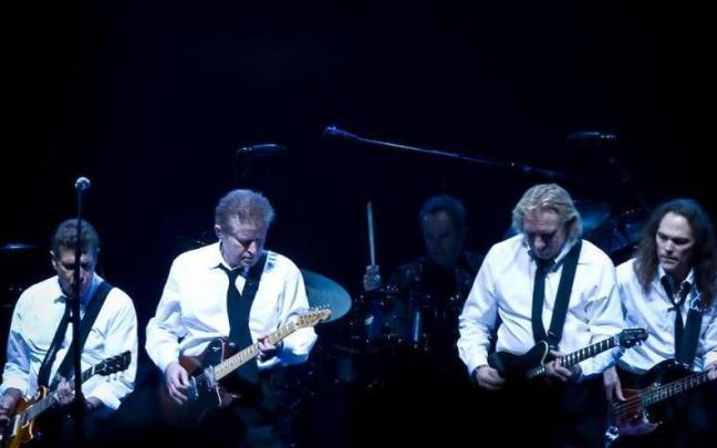 De izq. a dcha., Glenn Frey, Don Henley, Joe Walsh y Timothy B. Schmit durante un concierto de Eagles. De izq. a dcha., Glenn Frey, Don Henley, Joe Walsh y Timothy B. Schmit durante un concierto de Eagles.