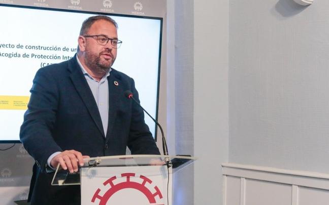 El alcalde de Mérida, Antonio Rodríguez Osuna, ante los medios de comunicación este jueves.