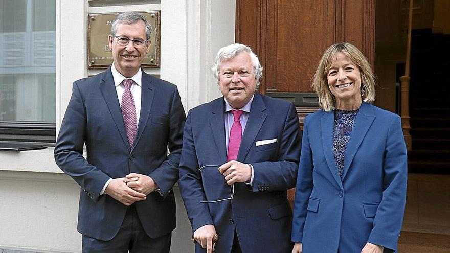 Olano y Mendoza, ayer en Bruselas con Geert Bouckaert, profesor en la Unversidad de Lovaina. | FOTO: CEDIDA