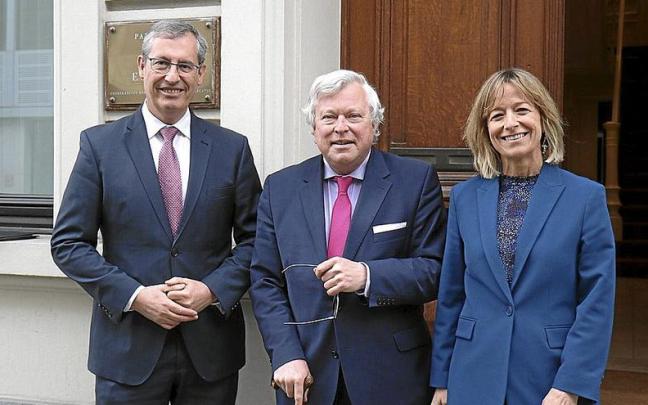Olano y Mendoza, ayer en Bruselas con Geert Bouckaert, profesor en la Unversidad de Lovaina. | FOTO: CEDIDA Olano y Mendoza, ayer en Bruselas con Geert Bouckaert, profesor en la Unversidad de Lovaina. | FOTO: CEDIDA