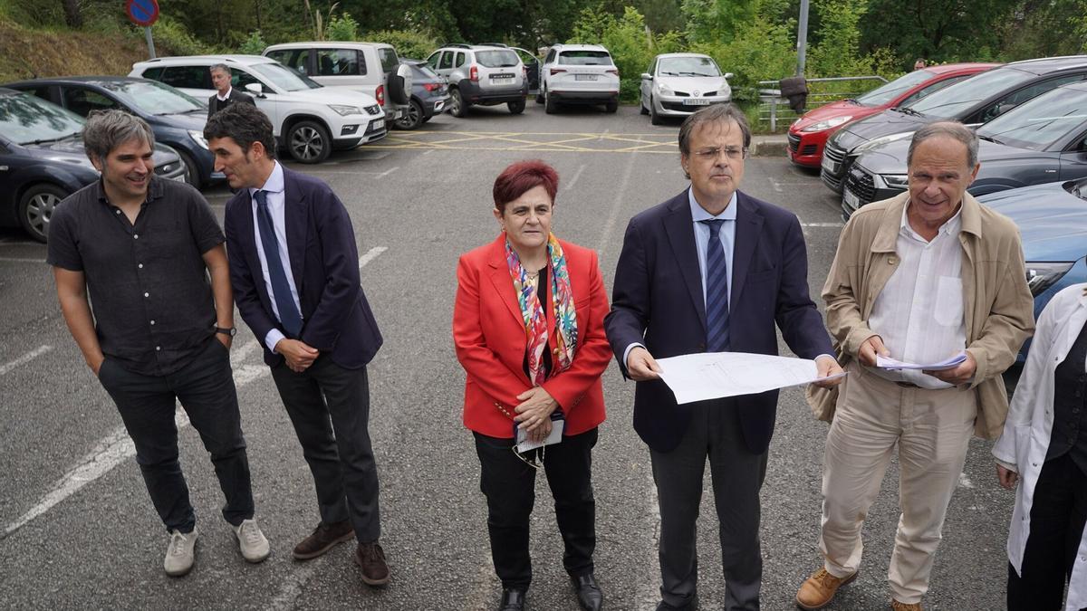 El consejero de Salud, Alberto Martínez, y la Directora General de Osakideta, Lore Bilbao, han visitado este viernes los terrenos afectados, junto al alcalde de Usansolo, Agustín Aizpuru
