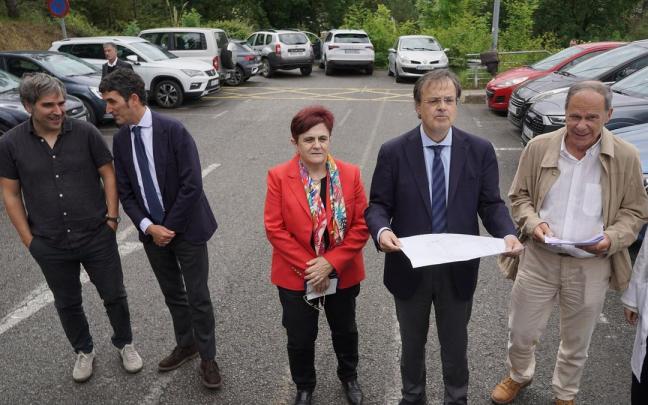 El consejero de Salud, Alberto Martínez, y la Directora General de Osakideta, Lore Bilbao, han visitado este viernes los terrenos afectados, junto al alcalde de Usansolo, Agustín Aizpuru