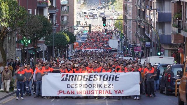 Más de 3.000 personas apoyaron el martes la manifestación de Bridgestone Basauri / Borja Guerrero Más de 3.000 personas apoyaron el martes la manifestación de Bridgestone Basauri