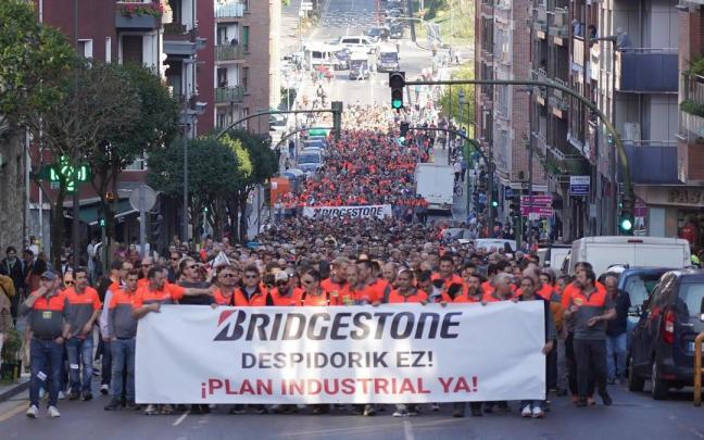 Más de 3.000 personas apoyaron el martes la manifestación de Bridgestone Basauri / Borja Guerrero Más de 3.000 personas apoyaron el martes la manifestación de Bridgestone Basauri