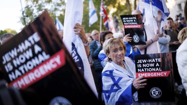 Imagen de una concentración en Londres de la comunidad judía pidiendo protección