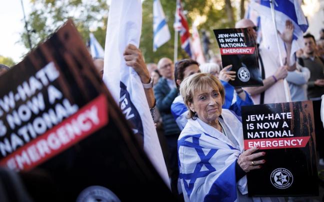 Imagen de una concentración en Londres de la comunidad judía pidiendo protección