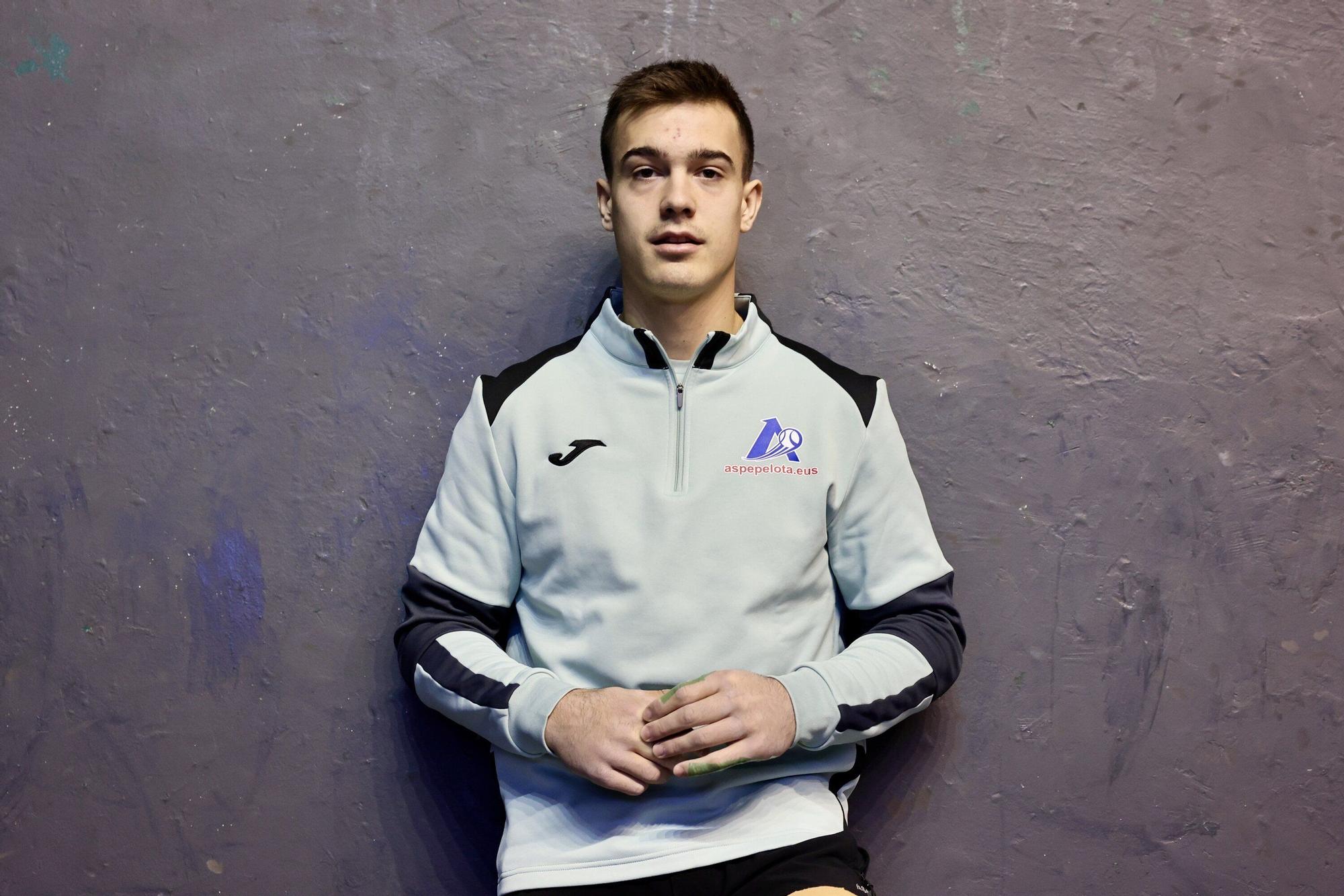 Carmelo Loza posa en el frontón Atano III de Donostia.