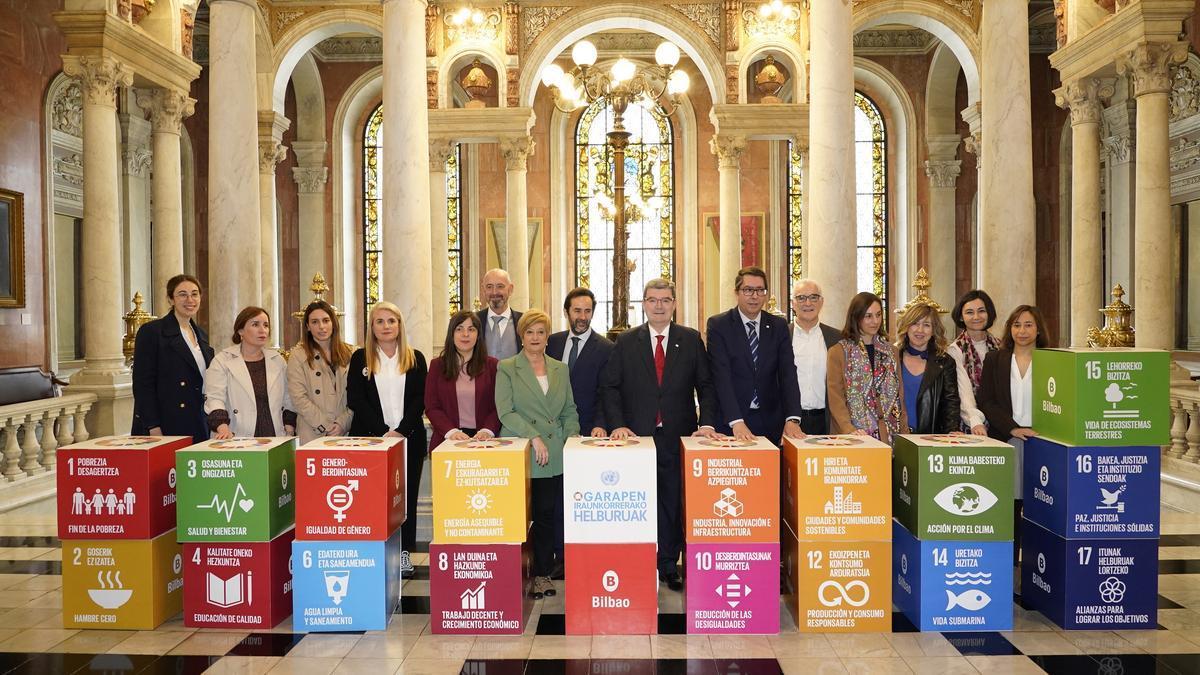 El acto de presentación de 'Bilbao sostenible: Agenda 2030 y ODS' ha contado con la asistencia de un numeroso grupo de personas implicadas en el proceso que se ha llevado a cabo en el Consistorio, así como instituciones, entidades y agentes loca